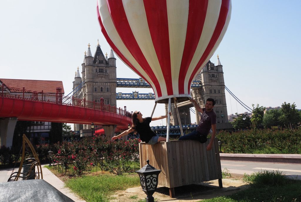 Sztuczny balon na tle podróbki Tower Bridge.