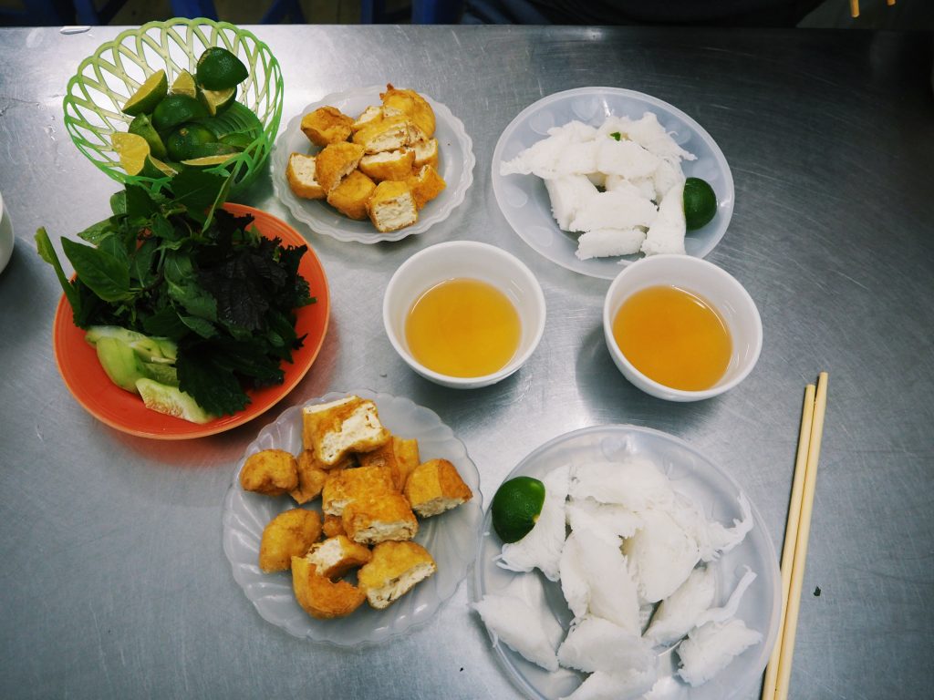 Dwie porcje smażonego tofu rybnym sosem. Cena za porcję 20 tys. dongów.